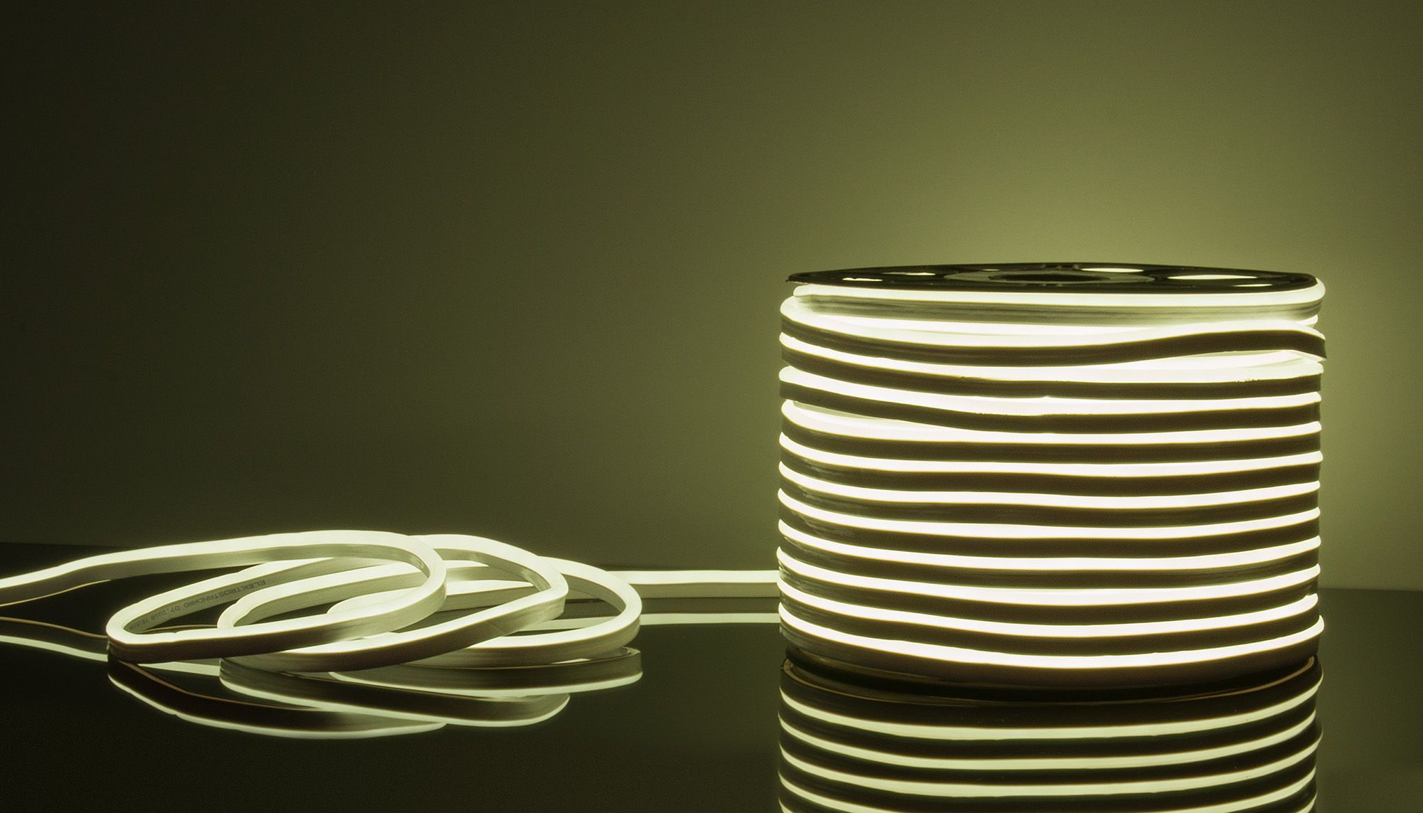 Уличный светильник Elektrostandard Гибкий неон 220V 9,6W 120Led 2835 IP67 односторонний холодный белый, 50 м